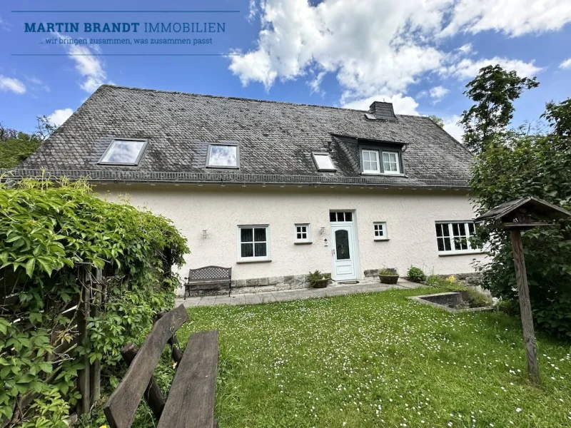 Hausansicht Eingang - Haus kaufen in Idstein - Historisches Forsthaus mit schönem Garten und Garage in traumhafter Hexenturm Wohnlage von Idstein