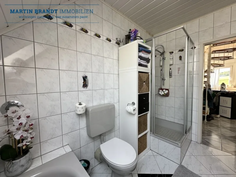  Tageslichtbad mit Badewanne, Dusche, Waschbecken und WC