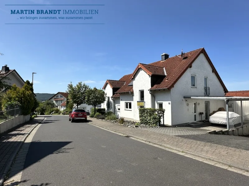 Straßenansicht - Haus kaufen in Idstein - Attraktive Doppelhaushälfte mit Kamin und Carportin begehrter Wohnlage am Idsteiner Gänsberg