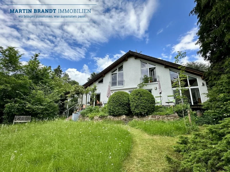 Gartenansicht des Hauses... - Haus kaufen in Hünfelden / Ohren - Traumhaftes Einfamilienhaus mit großem Garten und Carport in wunderschöner Waldrandlage Hünfelden