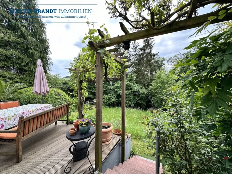 Terrasse mit Treppenabgang zum Garten