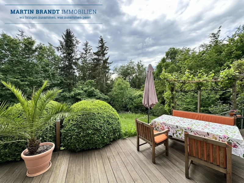 Terrasse mit Blick in den Garten