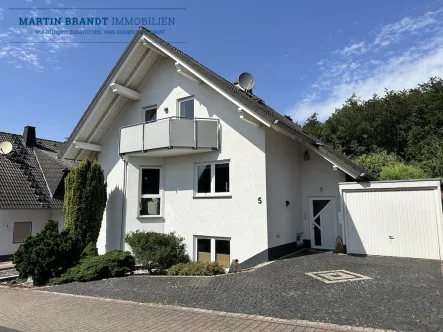 Ansicht des Hauses - Haus kaufen in Hünfelden / Ohren - Freistehendes Einfamilienhaus mit ELW und traumhaften Gartenin Waldrandlage von Hünfelden-Ohren