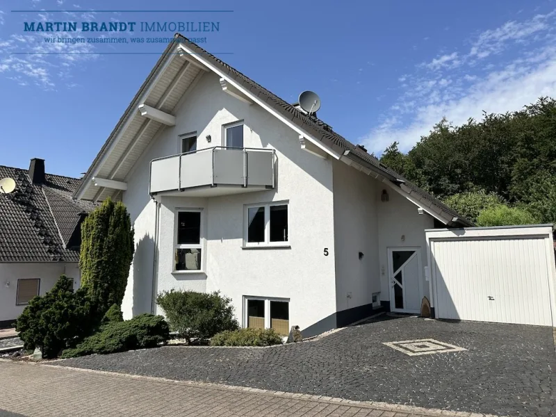 Ansicht des Hauses - Haus kaufen in Hünfelden / Ohren - RESERVIERT - Freistehendes Einfamilienhaus mit ELW und traumhaften Gartenin Waldrandlage