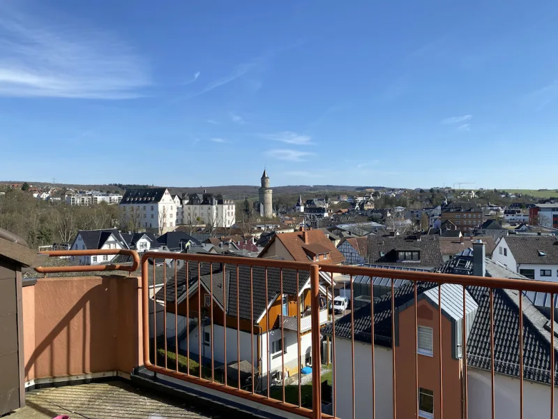 Ausblick vom Balkon - Wohnung kaufen in Idstein - Attraktive 3,5 Zimmer Wohnung mit Hexenturmblick (vermietet) in zentraler Wohnlage von Idstein