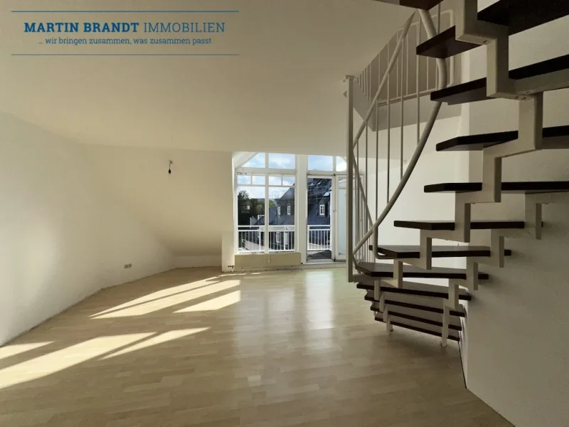 Wohnzimmer - Wohnung kaufen in Idstein - Über den Dächern von Idstein! Sonnige 2 Zimmer Maisonette Wohnung mit Balkon im Herzen der Stadt