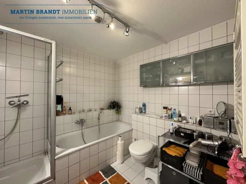 Badezimmer mit Badewanne und Dusche