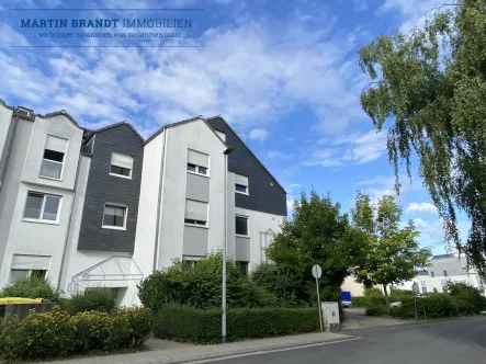 Hausansicht - Wohnung kaufen in Idstein - Sonnige 3 Zimmer Wohnung mit Kamin und Garage in schöner Stadtrandlage auf dem Idsteiner Taubenberg