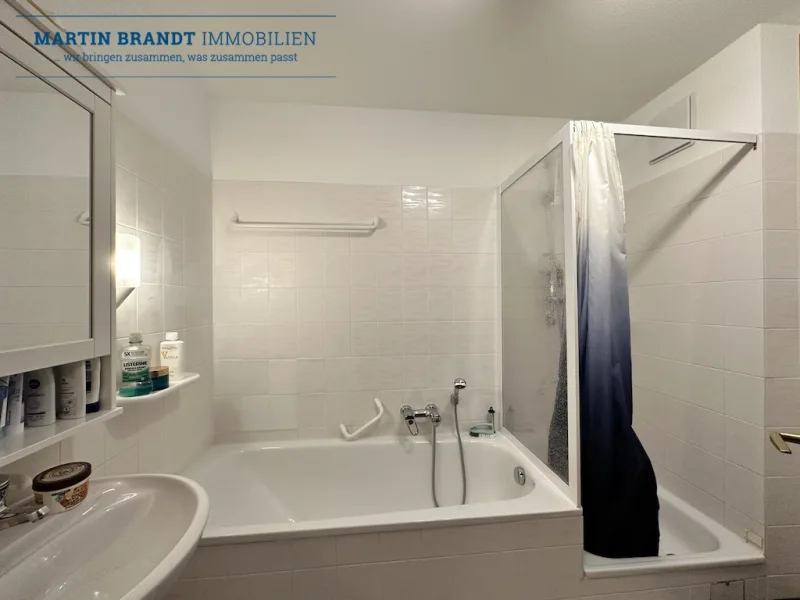 Badezimmer mit Badewanne, Dusche, Waschbecken und WC