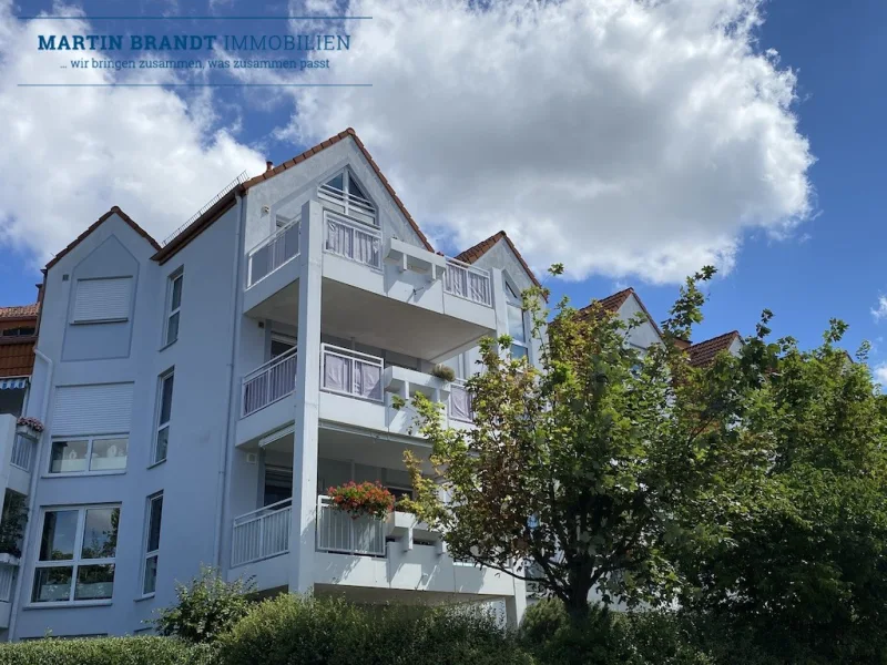 Balkonansicht des Hauses - Wohnung kaufen in Idstein - Attraktive 3 Zimmer Wohnung (vermietet) mit Südwest-Balkon in schöner Lage am Idsteiner Gänsberg...