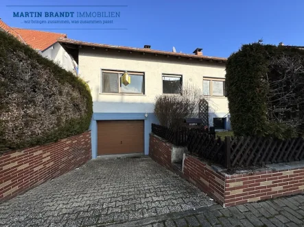 Ansicht des Hauses - Haus kaufen in Hünstetten / Strinz-Trinitatis - Charmante Doppelhaushälfte mit Garten in ruhiger Ortsrandlage von Hünstetten - Strinz-Trintatis