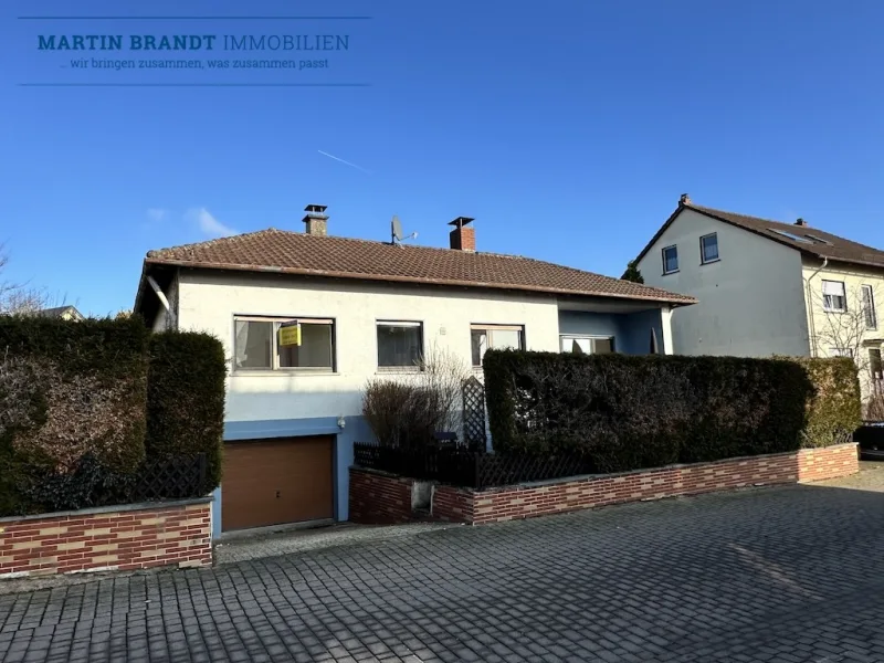 Ansicht des Hauses - Haus kaufen in Hünstetten / Strinz-Trinitatis - Charmante Doppelhaushälfte mit Garten in ruhiger Ortsrandlage von Hünstetten - Strinz-Trintatis