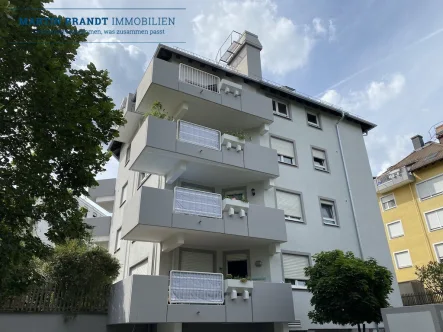 Ansicht des Hauses - Wohnung kaufen in Idstein - SCHÖNE 2 Zimmer Wohnung mit sonnigen Südwest Balkon und Tiefgarage in zentraler Lage von Idstein