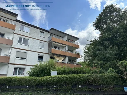 Hausansicht - Wohnung kaufen in Idstein - Attraktive 2 Zimmer Eigentumswohnung mit Balkon (vermietet) in zentraler Wohnlage von Idstein...