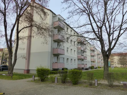 Ansicht Wohnhaus B.2 - Wohnung kaufen in Torgau - Torgau - 4 - Raumwohnung mit Balkon und Stellplatz zu verkaufen