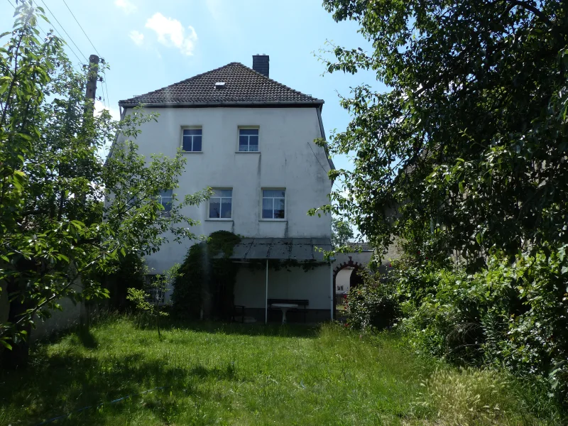 Blick vom Garten zum Wohnhaus 