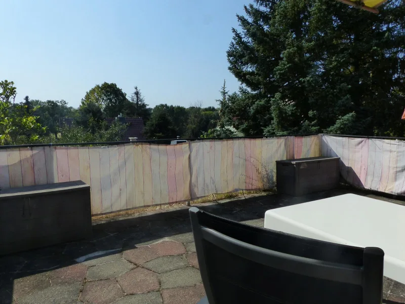 Dachterrasse  - Haus kaufen in Oschatz - Einfamilienhaus im Bungalowstil mit großzügigen Grundstück und terrassenförmiger Architektur am Oschatzer Stadtrand.