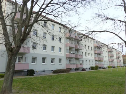 Ansicht 3 - Wohnung kaufen in Torgau - 4-Raum Eigentumswohnung in Torgau zu verkaufen - mit Balkon und Pkw-Stellplatz in ruhiger Wohngegend