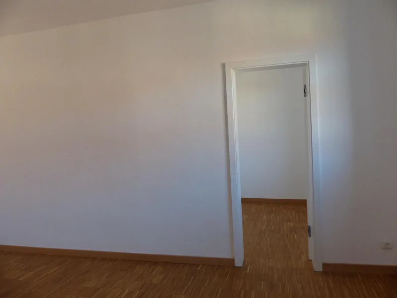 Schlafzimmer mit Blick zum Ankleidezimmer