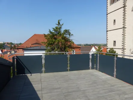 Dachterrasse - Wohnung mieten in Oschatz - Im Zentrum von Oschatz  bezugsfertige, gemütliche Zweiraumdachgeschosswohnung mit großer Dachterrasse und EBK