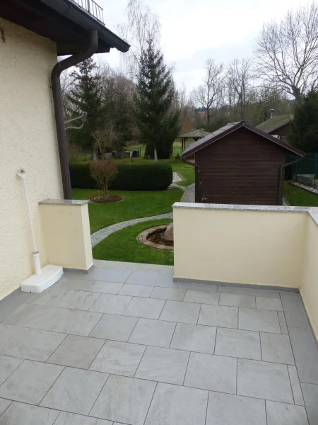 Terrasse mit Blick in den Garten