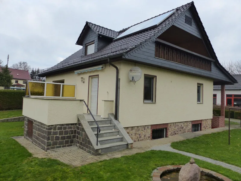 Ansicht + Terrasse   - Haus kaufen in Jahnatal - Ostrau - Großzügiges Einfamilienhaus mit Pool und weitläufigem Grundstück!