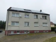 Rückansicht mit Solaranlage