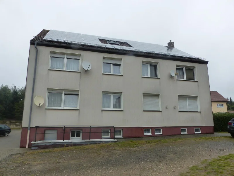 Rückansicht mit Solaranlage