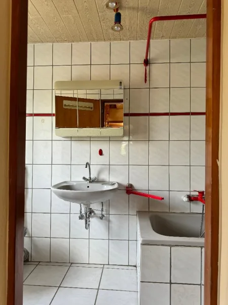 Badezimmer mit Wanne im Obergeschoss