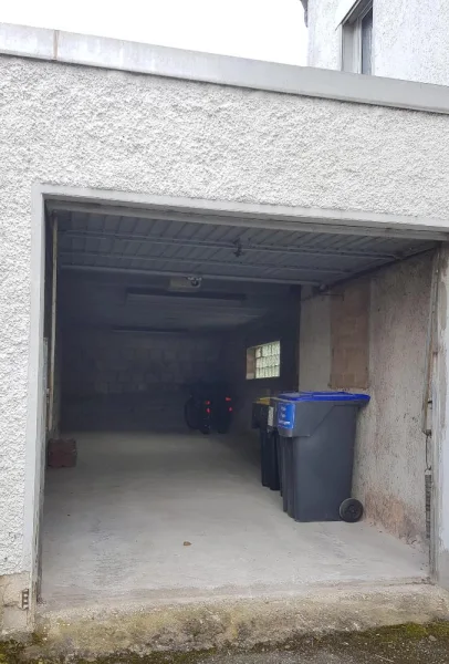 Große Garage für 2 PKW + Gartenzugang