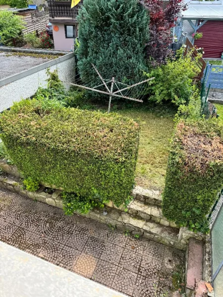Terrasse und Garten mit Garage