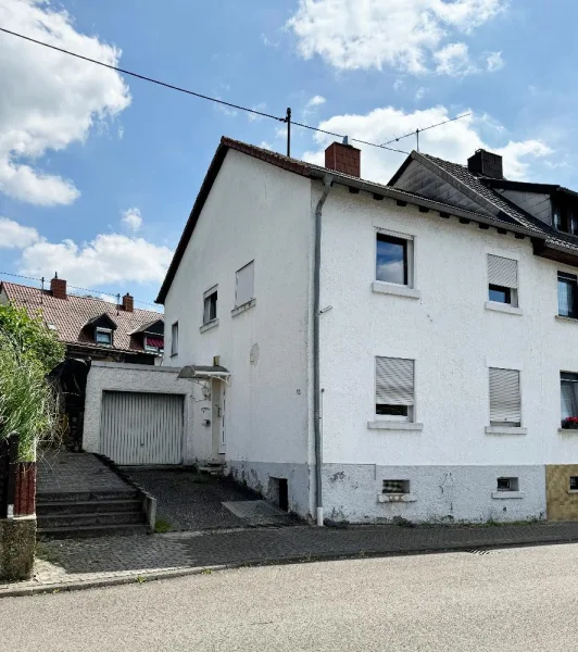 Straßenansicht mit Garage - Haus kaufen in Saarbrücken - Doppelhaushälfte - Handwerkertraum