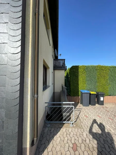 Terrasse und Zugang zum Keller