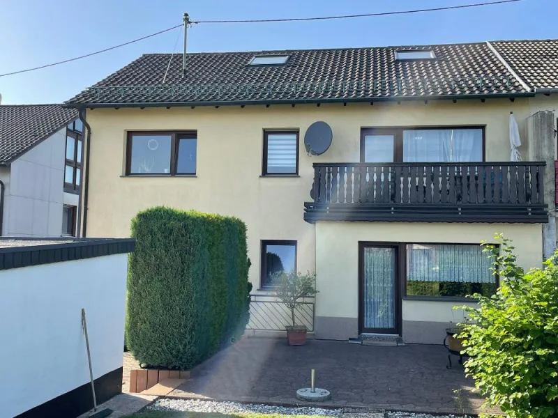 Blick vom Garten zu Terrasse und Haus, seitlich Garage - Haus kaufen in Heusweiler - Sehr gepflegtes 2FH im Grünen