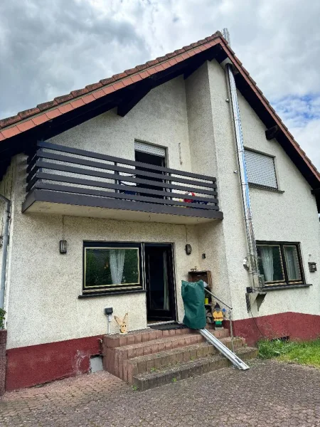 Gartenseite mit Terrasse und Balkon - Haus kaufen in Heusweiler - Mittendrin und doch ganz ruhig - 2FH in Hw-Holz