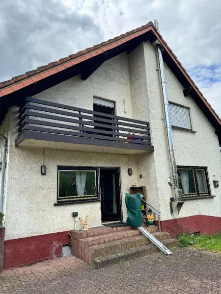 Gartenseite mit Terrasse und Balkon - Haus kaufen in Heusweiler - Zentrumsnah und doch ganz ruhig - 2FH in Hw-Holz