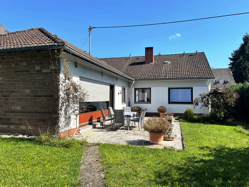 Hausansicht Terrasse - Haus kaufen in Schweich - +++m-h-Immobilien: Ihr neues Familienparadies: Geräumig, ruhig & mit Weitläufigem Grundstück+++