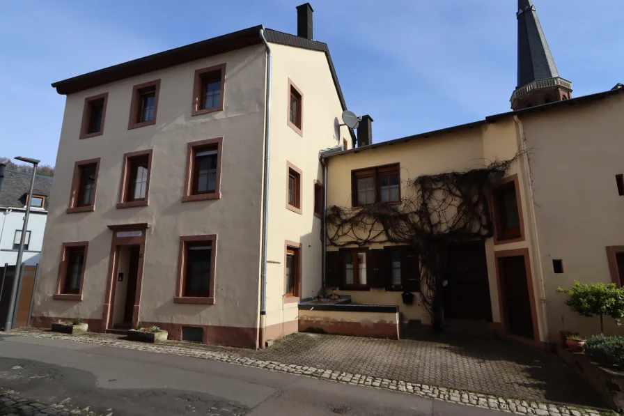 Hausansicht - Haus kaufen in Trier - +++m-h-Immobilien: Charmantes Eigenheim mit individuellem Flair | Geräumig und zentral gelegen+++