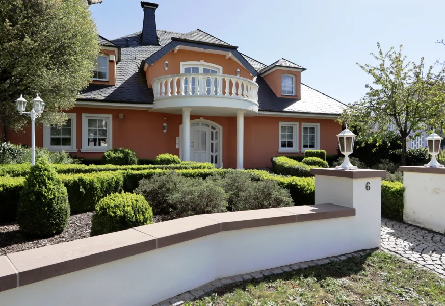 Hausansicht - Haus kaufen in Wolsfeld - Exquisite Eleganz in Traumlage: Luxuriöse Villa mit idyllischem Garten und Pool nahe Echternach