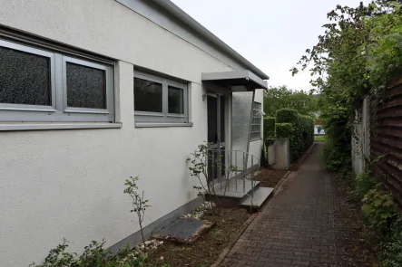 Hausansicht - Haus kaufen in Trier - +++m-h-Immobilien: Idyllisches Wohnen in Trier-Heiligkreuz | Garten+++