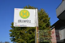 Busstation vor der Liegenschaft