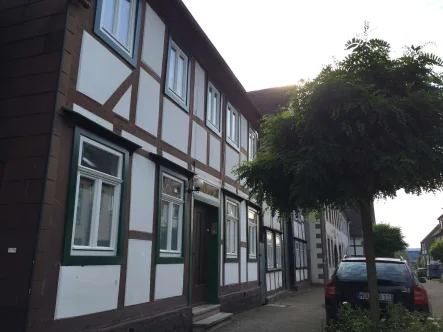 Hausansicht Hintere Str. 21 - Wohnung mieten in Holzminden - Ihr neues IMMOBILIEN QUARTIER: Sanierte WG-Zimmer & Appartements für STUDENTEN in Holzminden