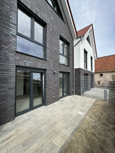 Terrasse mit kleinem Garten