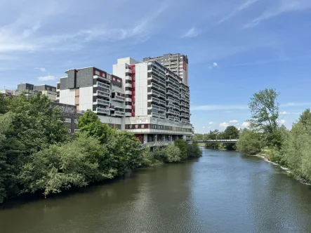 Hausansicht - Wohnung kaufen in Hannover - Ihr neues IMMOBILIEN QUARTIER: Gepflegte & gut vermietete 2-Zimmer Wohnung im Ihmezentrum