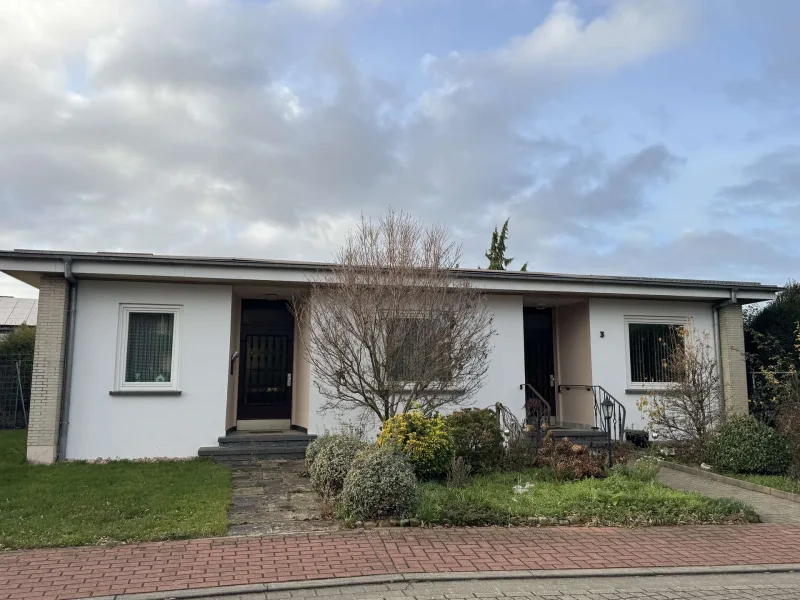 Hausansicht - Haus kaufen in Bad Nenndorf - Ihr neues IMMOBILIEN QUARTIER: Imposanter Bungalow mit viel Potenzial in Bad Nenndorf