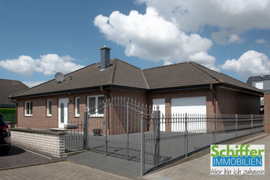 Außenansicht_Front - Haus kaufen in Jüchen - Provisionsfrei! freistehender Bungalow mit Walmdach und integrierter Garage