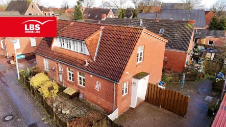 Frontansicht Titelbild - Haus kaufen in Emden - Einzigartiges Grundstück mit charmanten Einfamilienhaus in Wybelsum