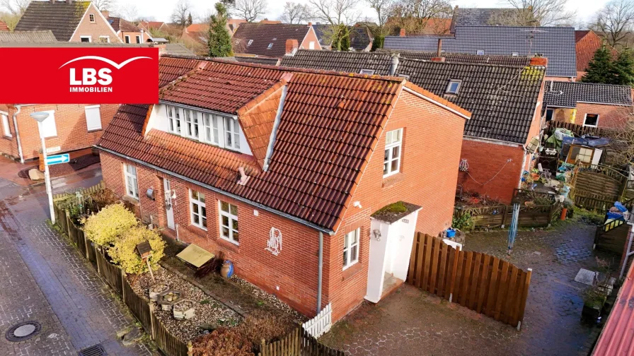 Frontansicht Titelbild - Haus kaufen in Emden - Einzigartiges Grundstück mit charmanten Einfamilienhaus in Wybelsum