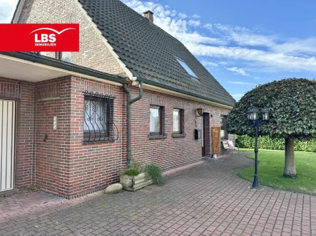 Hausansicht Nord-Ost - Haus kaufen in Wiefelstede - Gemütliches Familienparadies in Wiefelstede-Heidkamp