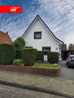 Vorderansicht - Haus kaufen in Cuxhaven - Einfamilienhaus mit vielfältigen Bauten und modernen Annehmlichkeiten!